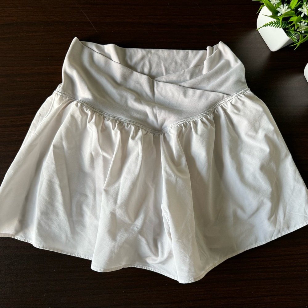 AERIE WHITE CROSSOVER ATHLETIC SHORTS
